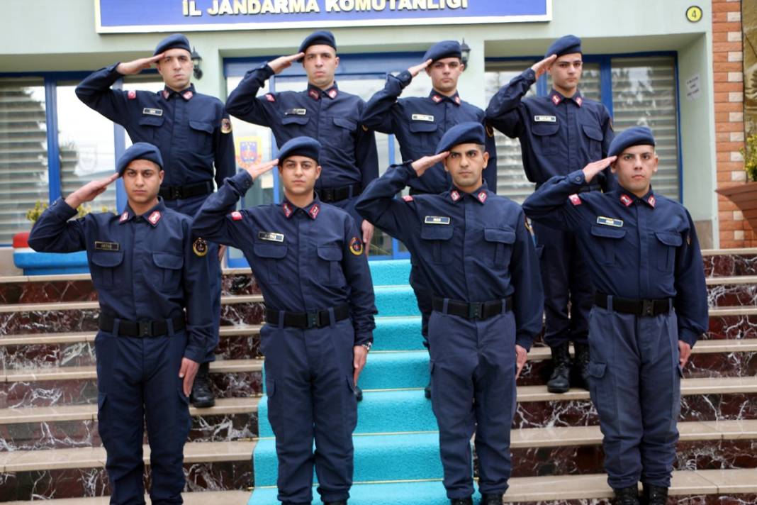 Kışladaki dört ikiz kardeş askeri, komutanları ayırt etmekte zorlanıyor 4